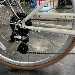 Retrospec Venus Step-Thru City Bike 7-Speed - Eggshell 2022 -Aventon Shop 06PxuKUvrQN I7szU 6E6Nw I