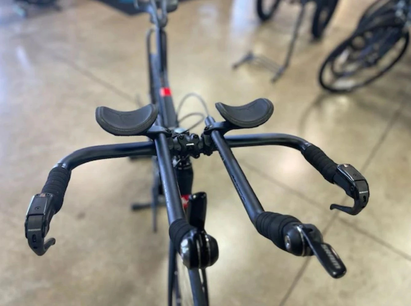 Argon 18 E-117 Tri Disc Sram Force 22 - Black/Black 2022 8 Argon 18 E-117 Tri Disc Sram Force 22 - Black/Black 2022 - Image 6