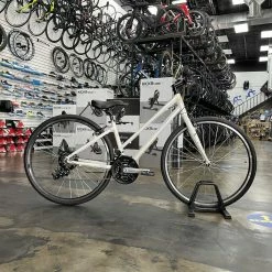 Retrospec Atlas Step-Thru Comfort Hybrid Bike - White 2022 -Aventon Shop GfHnpPD5LIvEwuVPDX7rN7tvc