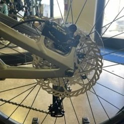 Fuji Auric 1.5 - 27.5 Shimano Deore 1 X 11 - Satin Hazy Silver 2022 -Aventon Shop Waf5zk8vgnYltKEEXw9p7zOlI