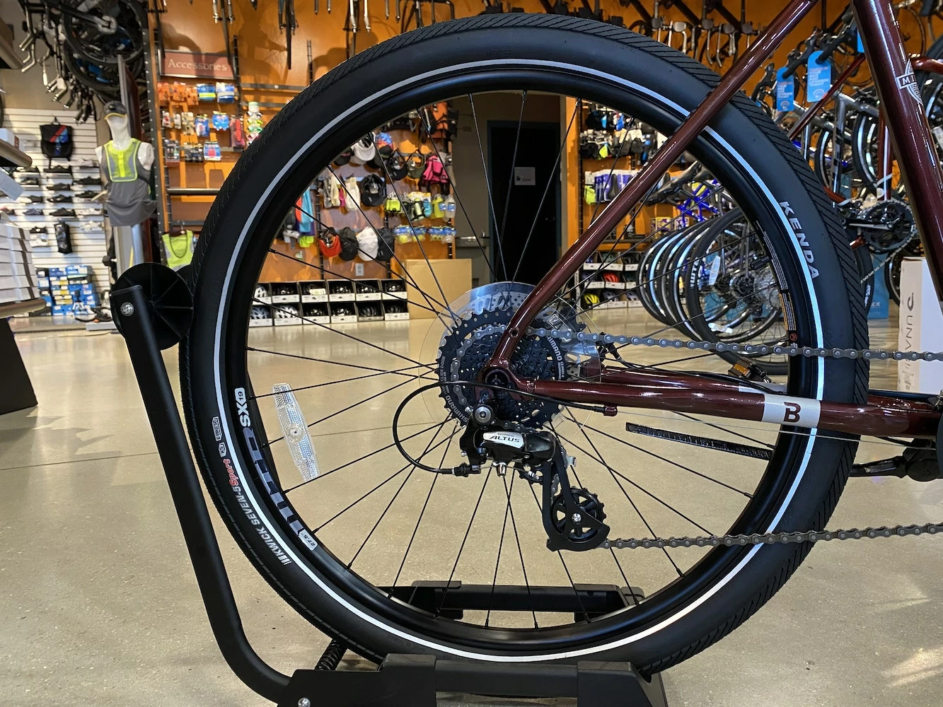 Breezer Midtown 1.7 - Dark Red 2022 4 Breezer Midtown 1.7 - Dark Red 2022 - Image 2