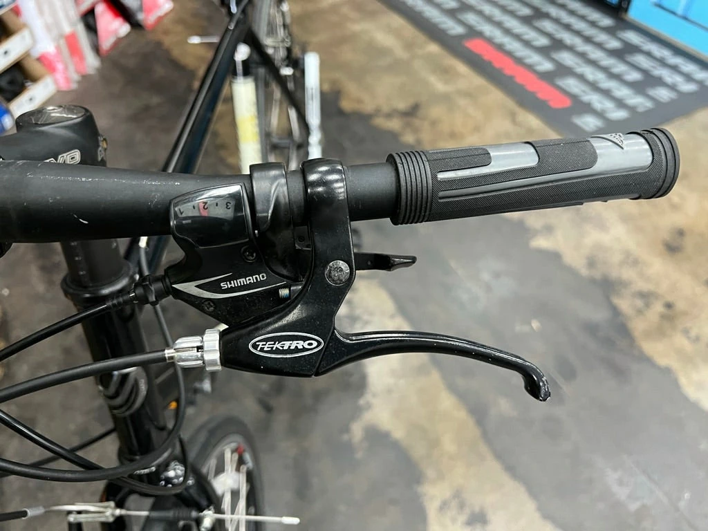 Jamis Coda Shimano Acera 8 Speed - Black 2009 USED 5 Jamis Coda Shimano Acera 8 Speed - Black 2009 USED - Image 3