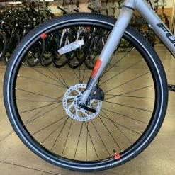 Fuji Absolute 1.3 Disc Shimano Sora - Satin Silver 2022 -Aventon Shop eL58Vmdgv WukmLYgn4w93Mgc