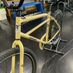 Retrospec Sully Klunker-Style Single-Speed Bike - Desert Sand 2022 -Aventon Shop jT5gxrY9FPsNpWwnHvyHVEVNA