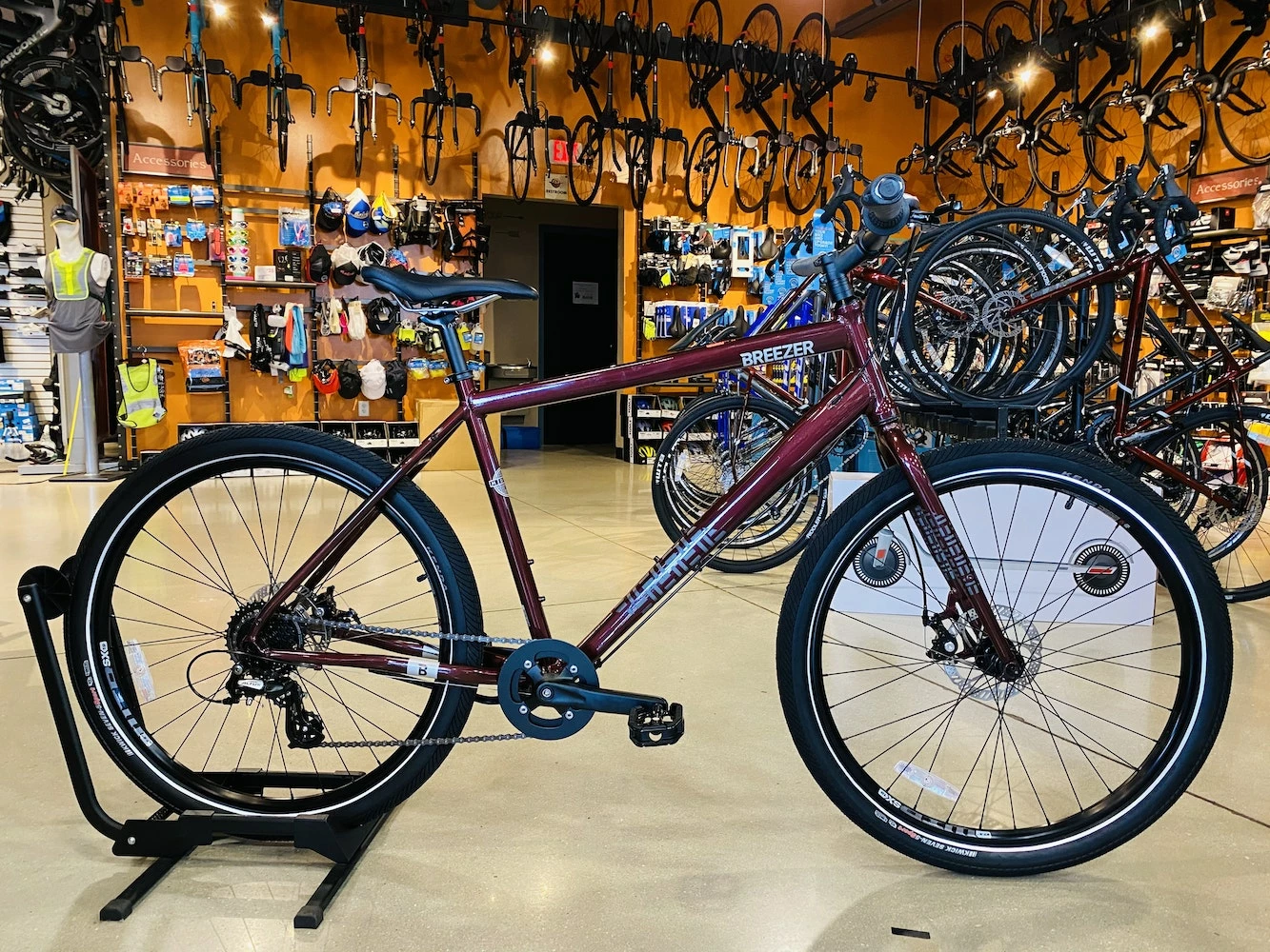 Breezer Midtown 1.7 - Dark Red 2022 3 Breezer Midtown 1.7 - Dark Red 2022