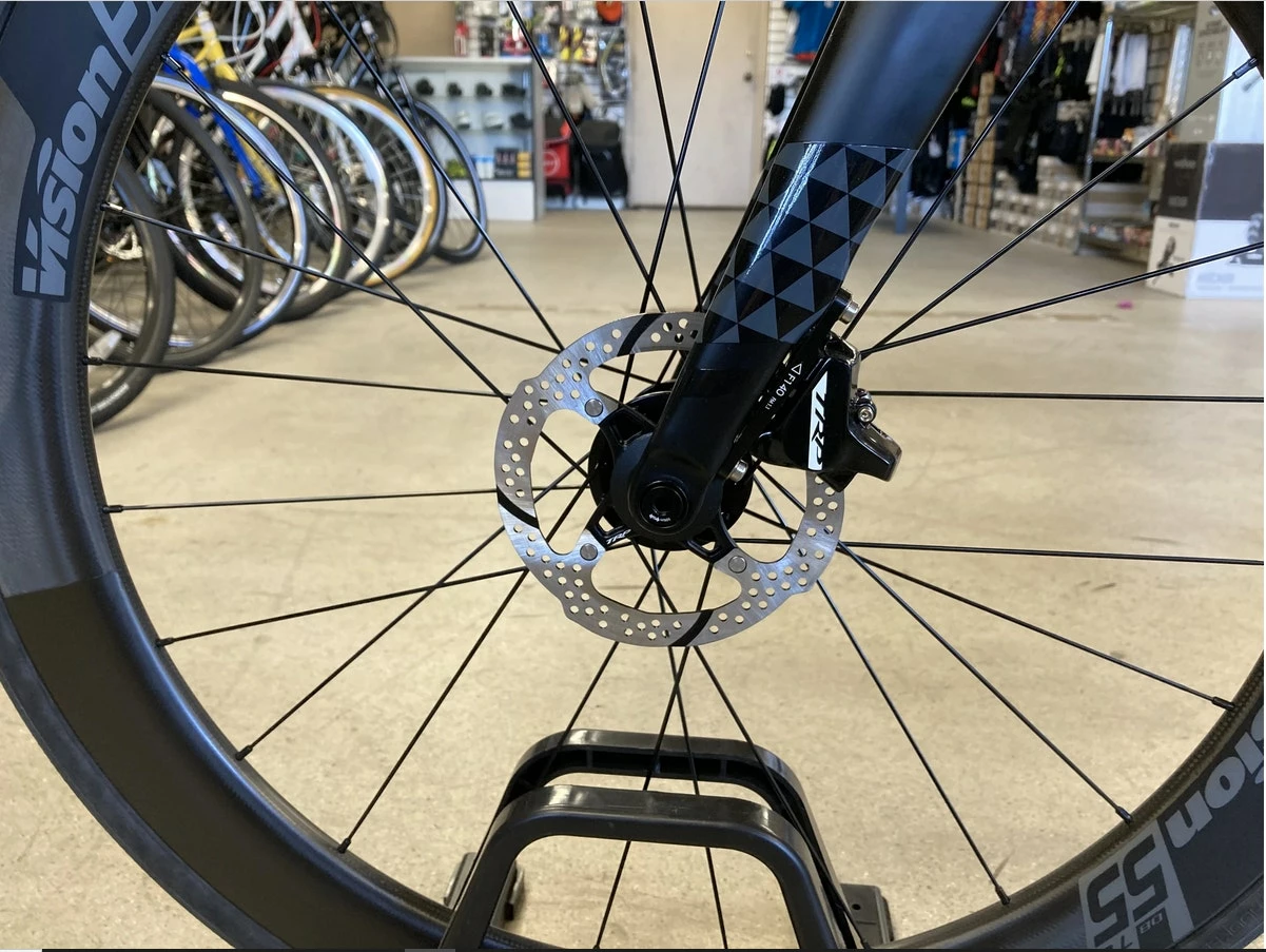 Fuji Norcom Straight 2.1 - Carbon Tri Bike: Integrated Cockpit, Ultegra Di2, Vision 55 Carbon Race Wheels 2022 4 Fuji Norcom Straight 2.1 - Carbon Tri Bike: Integrated Cockpit, Ultegra Di2, Vision 55 Carbon Race Wheels 2022 - Image 2