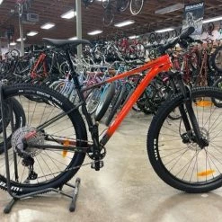 Cannondale Trail SE 3 Hardtail Mountain Bike: Shimano Deore 1x11, Dropper Post Impact Orange