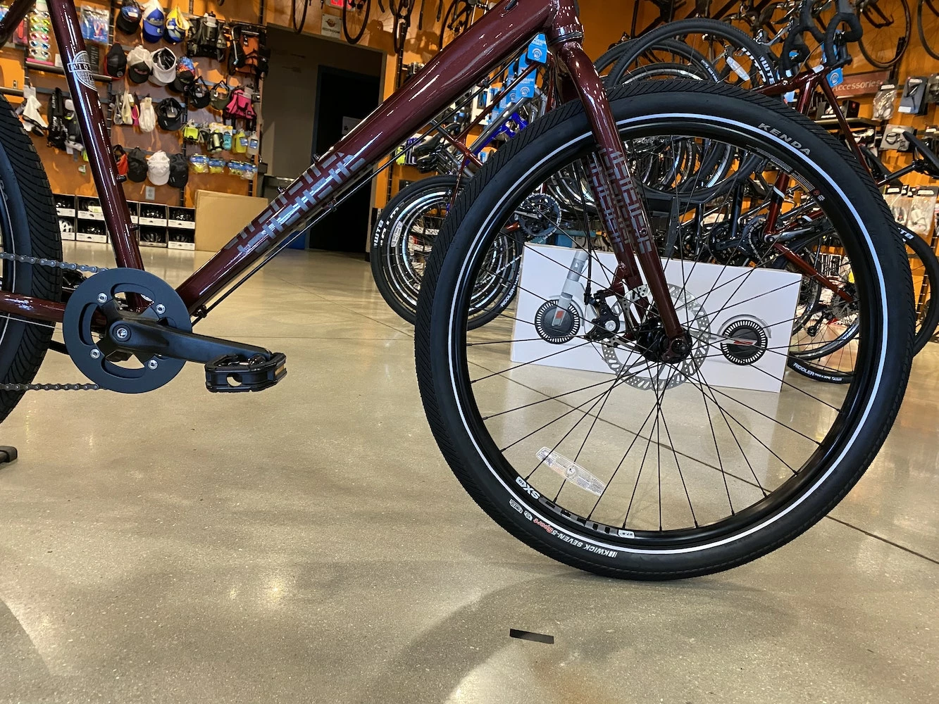 Breezer Midtown 1.7 - Dark Red 2022 6 Breezer Midtown 1.7 - Dark Red 2022 - Image 4