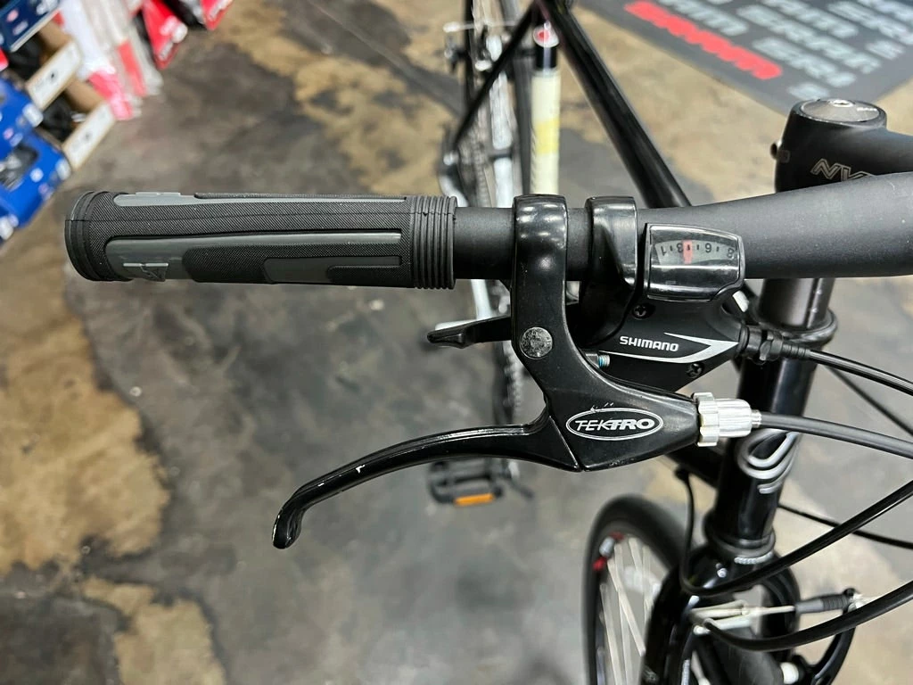 Jamis Coda Shimano Acera 8 Speed - Black 2009 USED 4 Jamis Coda Shimano Acera 8 Speed - Black 2009 USED - Image 2