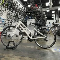 Retrospec Atlas Step-Thru Comfort Hybrid Bike - White 2022 -Aventon Shop ynPaxeX1ifrPQ 6kkliItEbYA